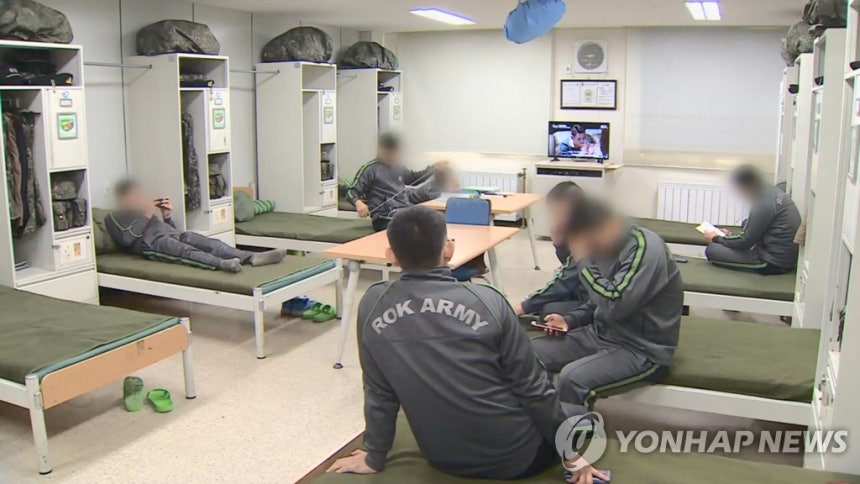 군 장병 휴대전화 [연합뉴스TV 제공]