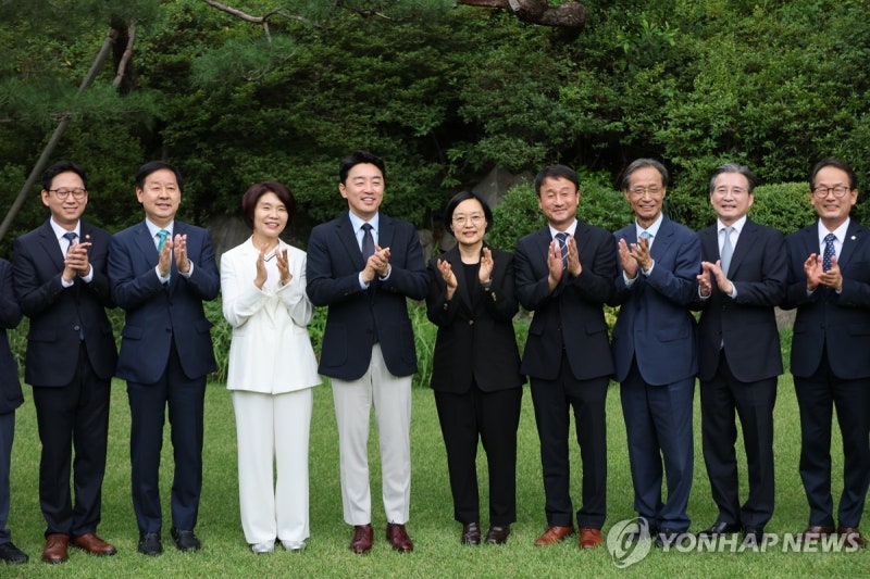 [속보] <b>강훈식</b> "반도체 추가세수로 <b>미래대응기금</b> 신설…<b>미래</b>위해 투자"