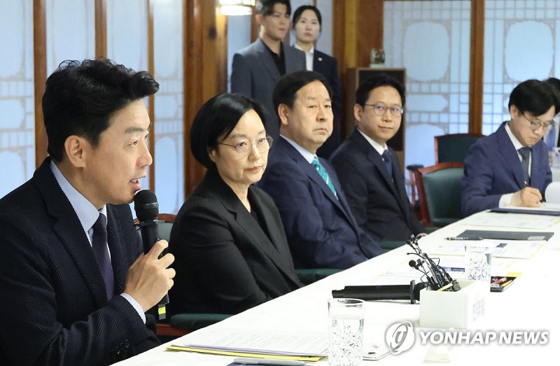 강훈식 "반도체 추가 세수로 <b>기금 신설</b>…<b>미래 대응</b>에 과감 투자"