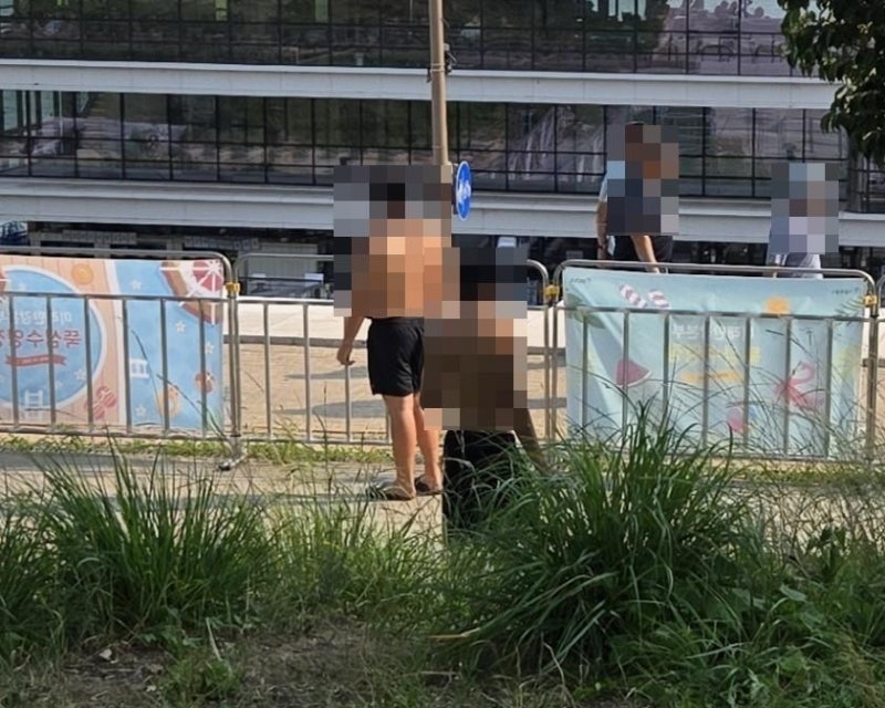 [OK제보] "아이들 물장구치는데 옆에서 뻑뻑"…한강수영장 내 흡연 '눈살'