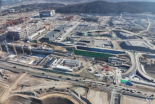 윤곽 드러낸 600조 SK 용인클러스터  (서울=연합뉴스) 총 600조원이 투입되는 SK하이닉스 용인 클러스터의 첫 전진 기지가 외관을 갖추기 시작했다. 총 4개의 팹 가운데 선발주자인 1기 팹의 골조 공사가 한창
