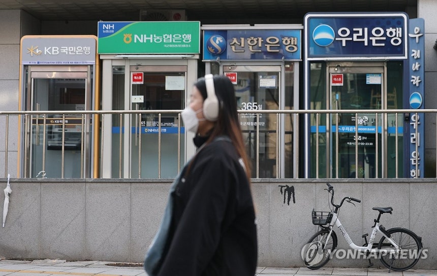 시중은행 마이너스통장 사용액, 최대 규모 증가세
(서울=연합뉴스) 류영석 기자 = 14일 서울 시내 한 시중 은행 ATM 모습. 2025.12.14 ondol@yna.co.kr