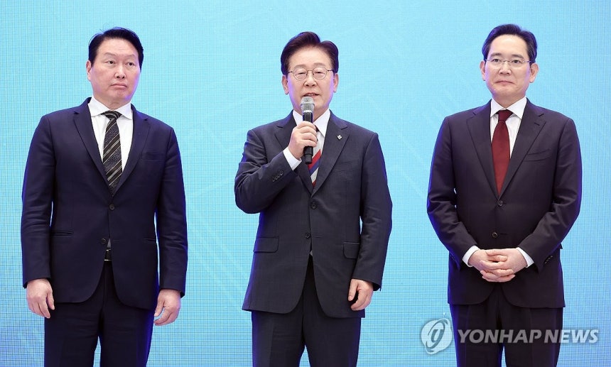 이재명 대통령, 3대 메가프로젝트 국민보고회 (서울=연합뉴스) 한상균 기자 = 이재명 대통령이 29일 청와대에서 열린 3대 메가프로젝트 국민보고회에서 이재용 삼성전자 회장과 최태원 SK그룹 회장의 기업투자 계획 발표