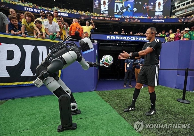 <b>아틀라스</b>, 월드컵 경기서 공 전달…스타 세리머니 퍼포먼스도