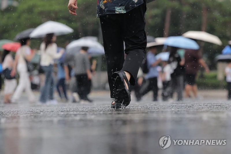 본격 더위 시작 알리는 '<b>소서</b>'…화요일 장맛비·무더위 이어져