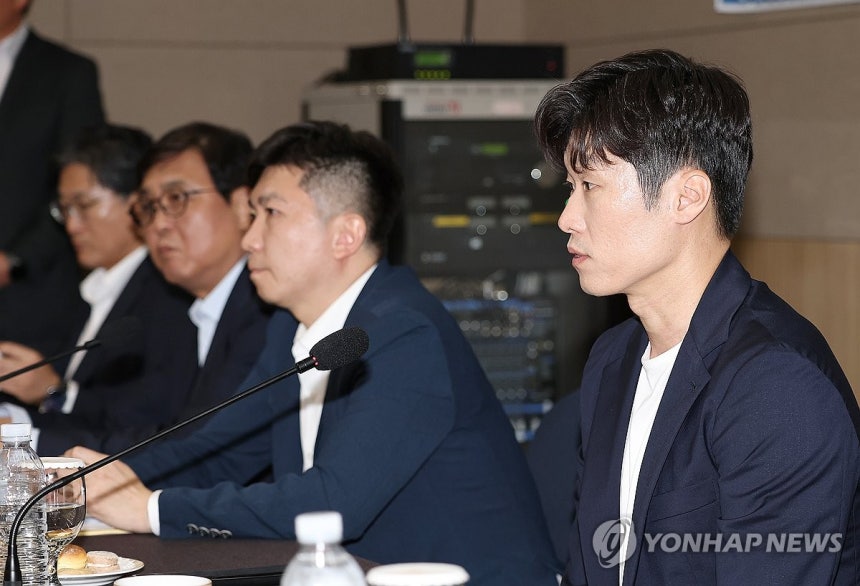 발언하는 박지성 공동위원장 (서울=연합뉴스) 이진욱 기자 = 6일 서울 송파구 서울올림픽파크텔에서 열린 K-축구혁신위원회 출범식에서 공동위원장인 박지성 국제축구연맹 분과위 위원이 발언하고 있다. 2026.7.6 [공