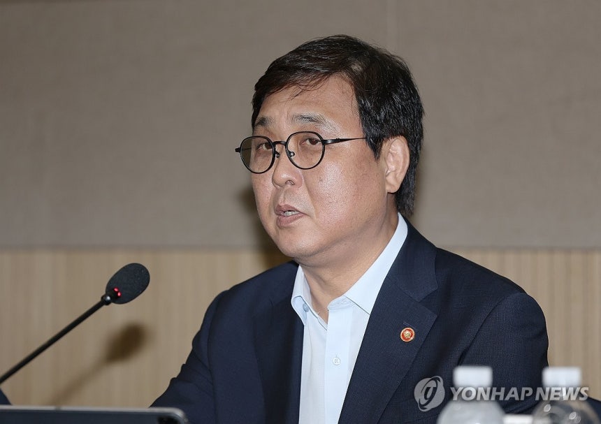 발언하는 최휘영 공동위원장 (서울=연합뉴스) 이진욱 기자 = 6일 서울 송파구 서울올림픽파크텔에서 열린 K-축구혁신위원회 출범식에서 공동위원장인 최휘영 문화체육관광부 장관이 발언하고 있다. 2026.7.6 [공동취재
