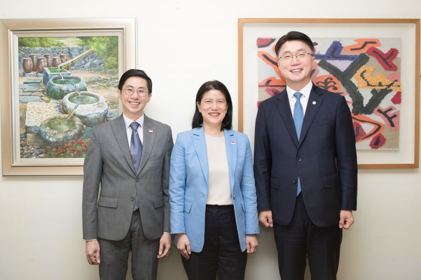류제명 과학기술정보통신부 제2차관이 7일 오후 서울 중구 달개비에서 푸 치 샤 싱가포르 디지털개발정보부 차관을 만나 기념촬영 하고 있다. 왼쪽부터 웡 카이쥔 주한싱가포르대사, 푸 치 샤 싱가포르 디지털개발정보부 차관