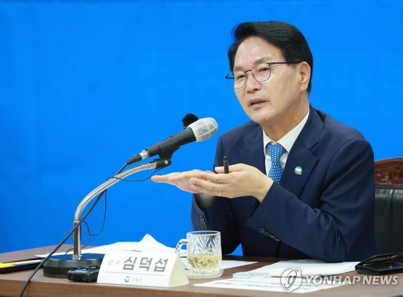 '7천만원 수수 의혹' 경찰, 전북 <b>고창군수</b> 사무실 <b>압수수색</b>