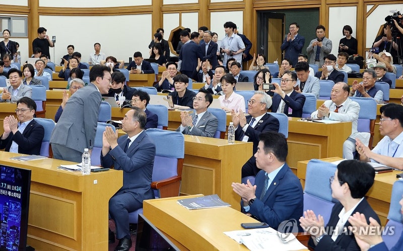 3대 메가프로젝트와 지방주도성장을 위한 <b>토론회</b> 주최한 <b>김민석</b> 전 총리