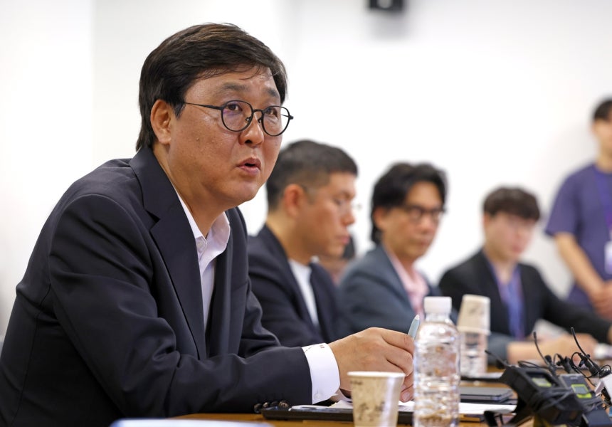 최휘영 문화체육관광부 장관, 음악산업 생태계 강화를 위한 현장간담회 (서울=연합뉴스) 최휘영 문화체육관광부 장관이 8일 서울 종로구 국립현대미술관 서울관에서 대중음악 기획사 및 유관 협회 관계자를 만나 음악산업 생태