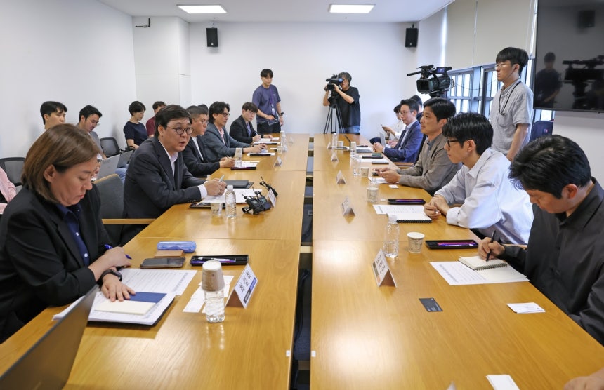 최휘영 문화체육관광부 장관, 음악산업 생태계 강화를 위한 현장간담회 (서울=연합뉴스) 최휘영 문화체육관광부 장관이 8일 서울 종로구 국립현대미술관 서울관에서 대중음악 기획사 및 유관 협회 관계자를 만나 음악산업 생태