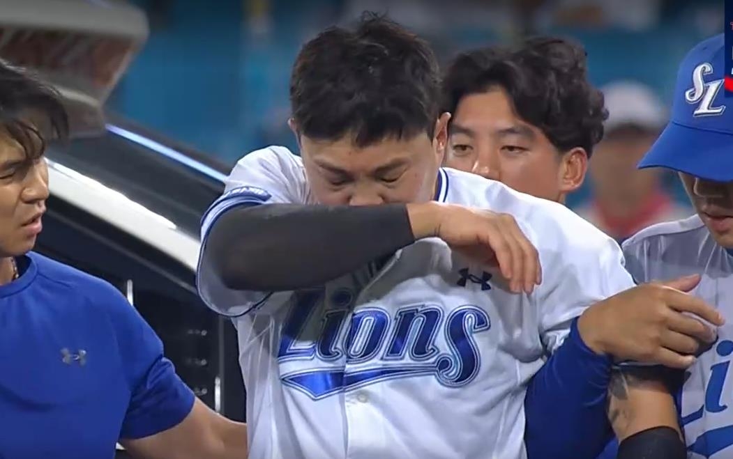 프로야구 삼성 <b>류지혁</b>, 주자와 <b>충돌</b>해 <b>교체</b>…어지럼증 호소