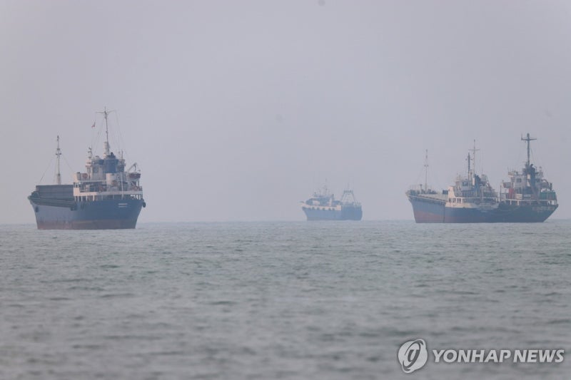 美, '상선 공격' 이란에 보복공습 완료…"80개 넘는 표적 타격"