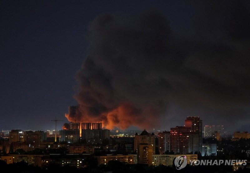 매일 불타는 러 석유 공장 …수세 몰린 러시아, 키이우 맹폭(종합)