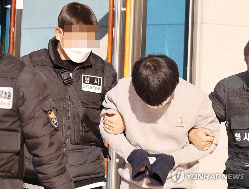 모친 잔혹 살해 후 "신이 되살릴줄"…30대 징역 18년