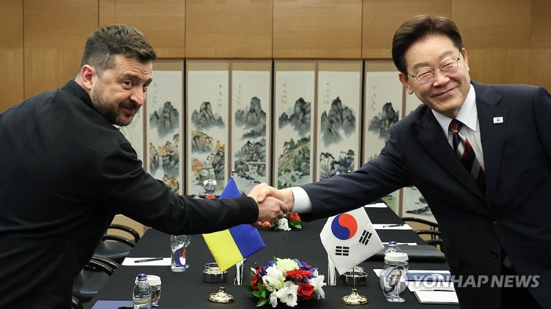 <b>李대통령</b>·<b>젤렌스키</b> "北포로 자유의사 존중해 인도적 해결" 공감(종합)