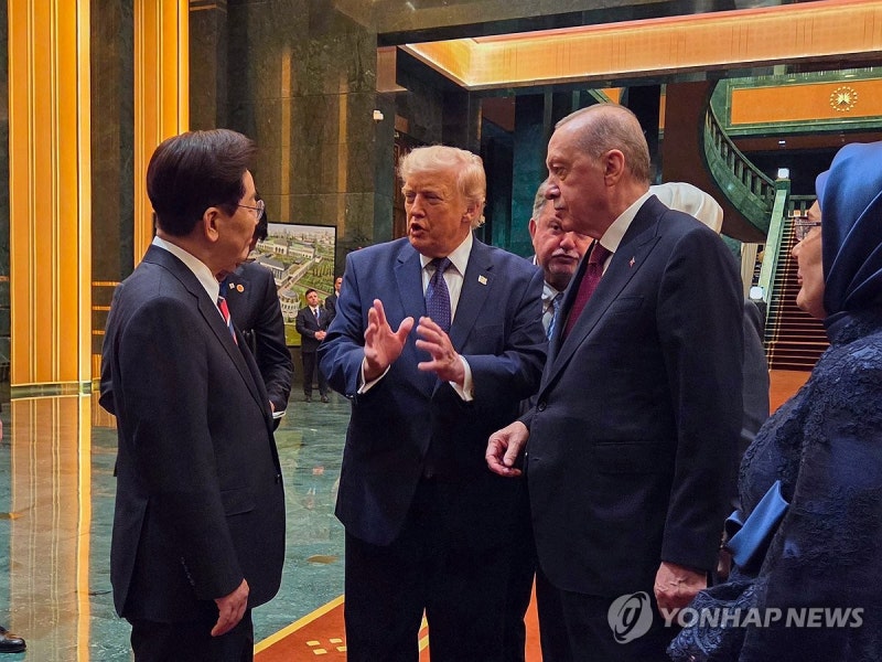 李<b>대통령</b>, 나토 만찬서 <b>트럼프</b> 만나 '군용선박 건조' 후속 협의