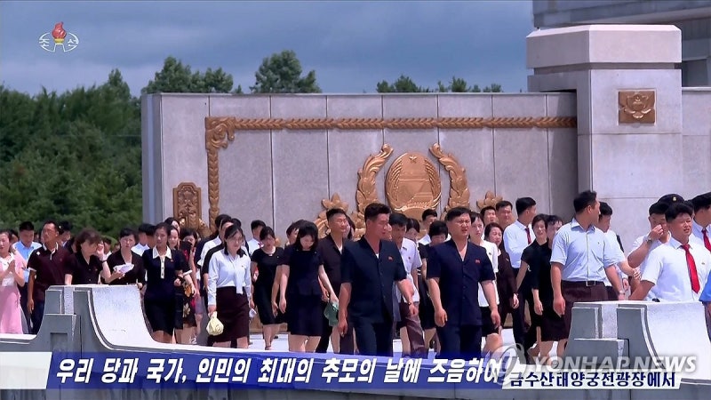 김일성 32주기 맞아 <b>금수산</b>태양궁전광장 찾은 북한 주민들