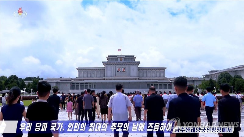 김일성 32주기 맞아 <b>금수산</b>태양궁전광장 찾은 북한 주민들
