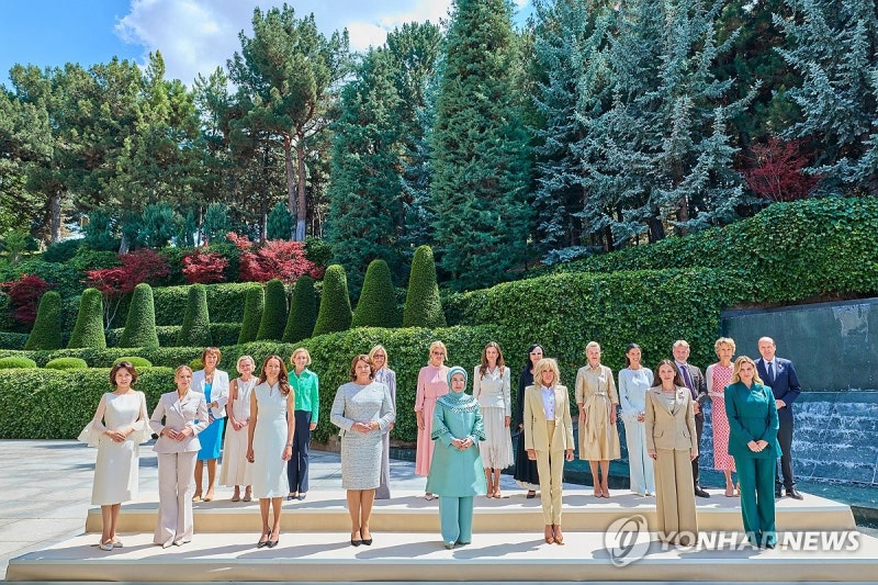 <b>김혜경</b> 여사, <b>나토</b> 정상회의 배우자 행사 <b>참석</b>