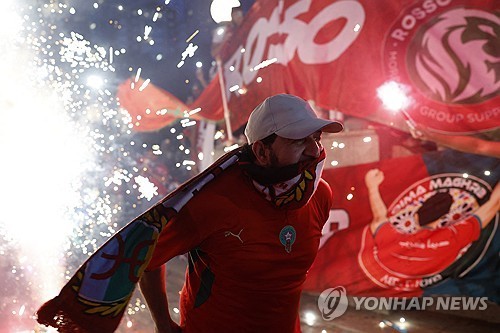[월드컵] 모로코 팬들, 프랑스 대표팀 숙소 앞서 북치고 폭죽놀이