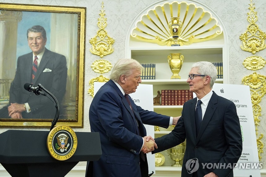 악수하는 트럼프 대통령과 쿡 CEO
[AP=연합뉴스 자료사진]