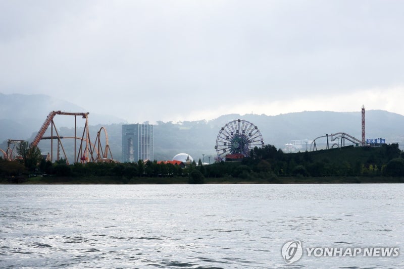 <b>경주월드</b>서 대형관람차 빈 객차 추락…5명 탄 객차와 충돌
