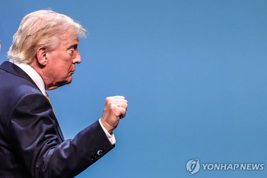 기자회견장을 떠나는 도널드 트럼프 미국 대통령 (앙카라 EPA=연합뉴스) 8일(현지시간) 튀르키예 앙카라에서 기자회견을 마치고 퇴장하며 제스처를 취하는 도널드 트럼프 미국 대통령. 2026.7.9 hwangch@yn