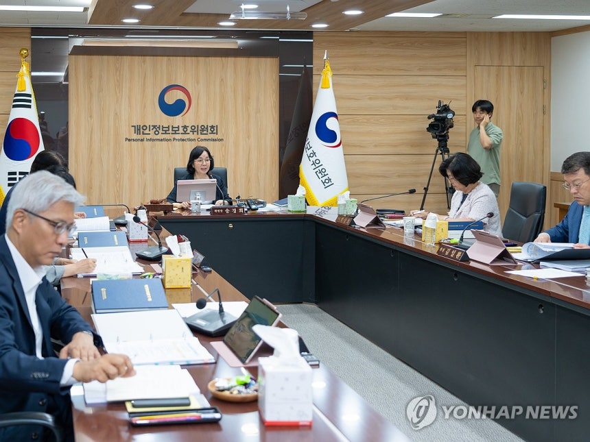 개인정보위 2026년 제13회 전체회의 (서울=연합뉴스) 송경희 개인정보보호위원장이 지난 8일 정부서울청사에서 열린 제13회 전체회의에서 안건을 보고 있다. 2026.7.9 [개인정보보호위원회 제공. 재판매 및 DB