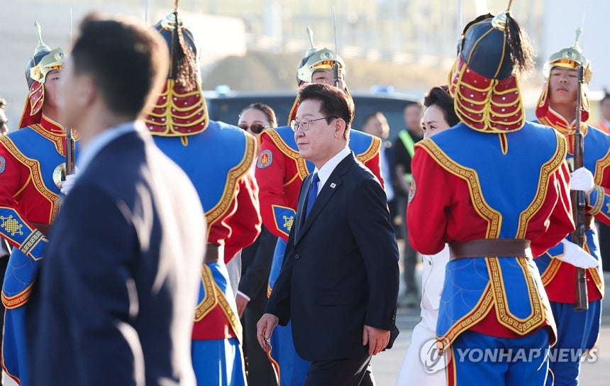 의전 차량으로 이동하는 이재명 대통령 (울란바타르=연합뉴스) 김도훈 기자 = 몽골을 국빈 방문한 이재명 대통령과 김혜경 여사가 9일(현지시간) 울란바타르 칭기즈칸 국제공항에 도착한 공군1호기에서 내려 의전 차량으로