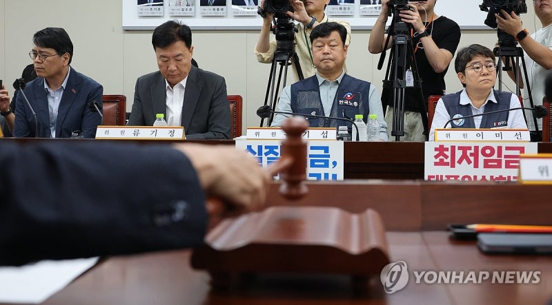 내년 <b>최저임금 격차 690원</b>, 심의 한번더…소상공인 측 반발 퇴장(종합2보...