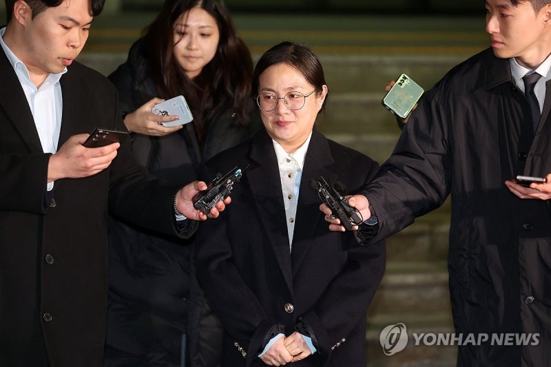 경찰, '매니저 갑질 의혹' 방송인 <b>박나래 검찰 송치</b>