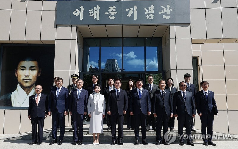 이재명 대통령, <b>이태준</b> 열사 <b>기념관</b> 방문