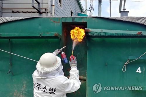 벌집 제거 중인 소방관 [광주 서부소방서 제공.재판매 및 DB 금지]