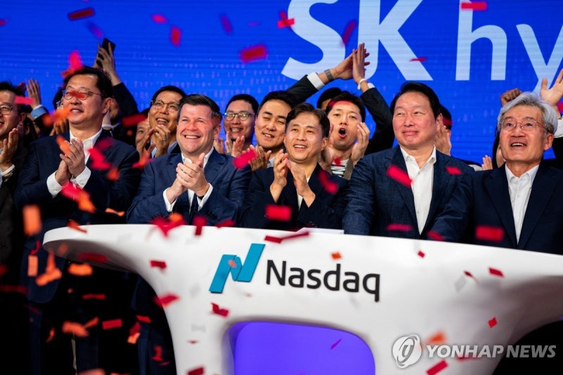 SK하이닉스, 나스닥 첫날 168달러로 급등마감…공모가대비 13%↑(종합)