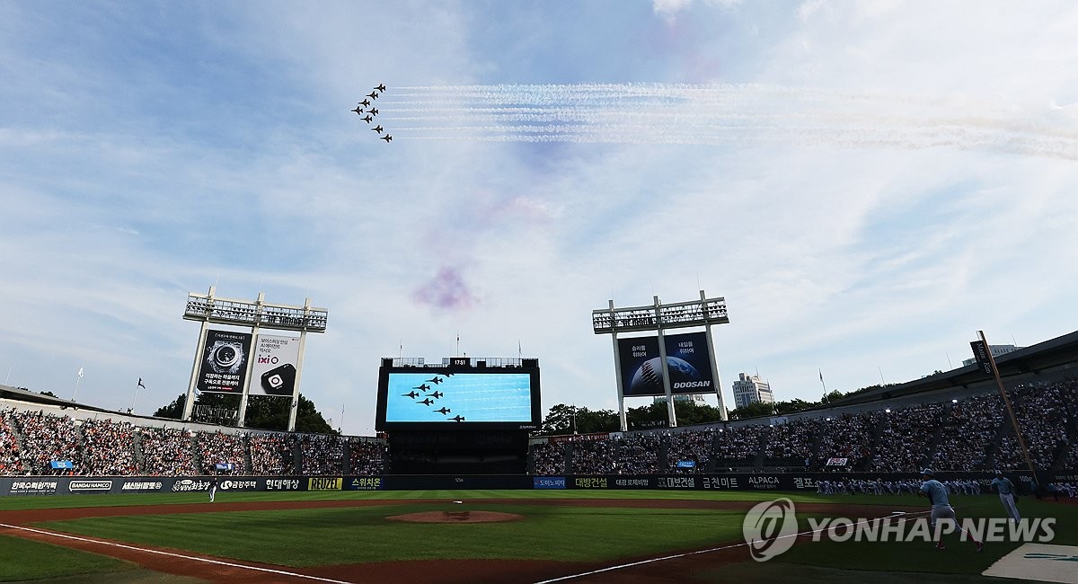 올스타전 축하 비행하는 <b>블랙이글스</b>