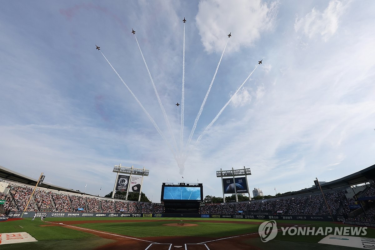올스타전 축하 비행하는 <b>블랙이글스</b>