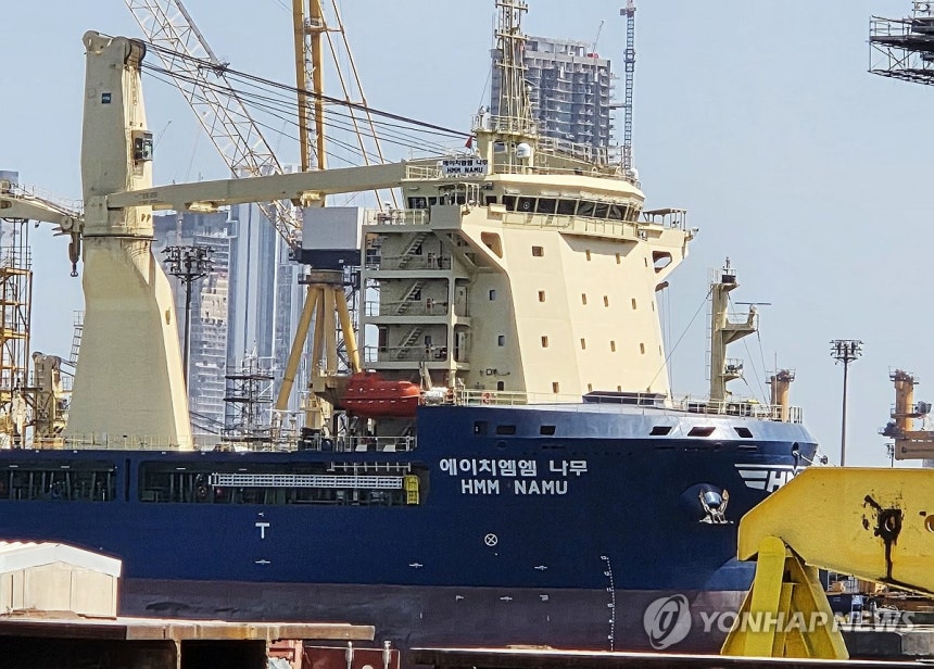 두바이로 예인된 나무호 (두바이=연합뉴스) 김상훈 특파원 = 지난 5월 8일(현지시간) 벌크 화물선 HMM 나무호가 아랍에미리트(UAE) 두바이항의 수리조선소 '드라이 독스 월드 두바이'에 접안해 있다.2026.5