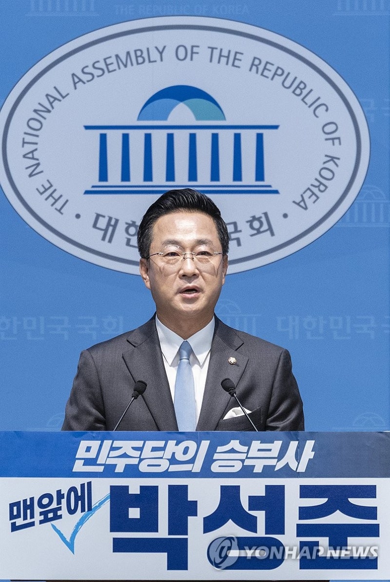 <b>최고위원 출마</b> 기자회견 하는 <b>박성준</b> 의원