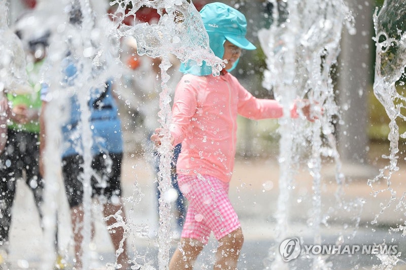폭염에 전국서 <b>온열질환자</b> 속출…어제 <b>99명</b> 응급실행