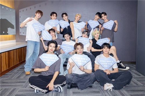 세븐틴, 13명 전원 플레디스와 두 번째 <b>재계약</b>…"영원에 도전"