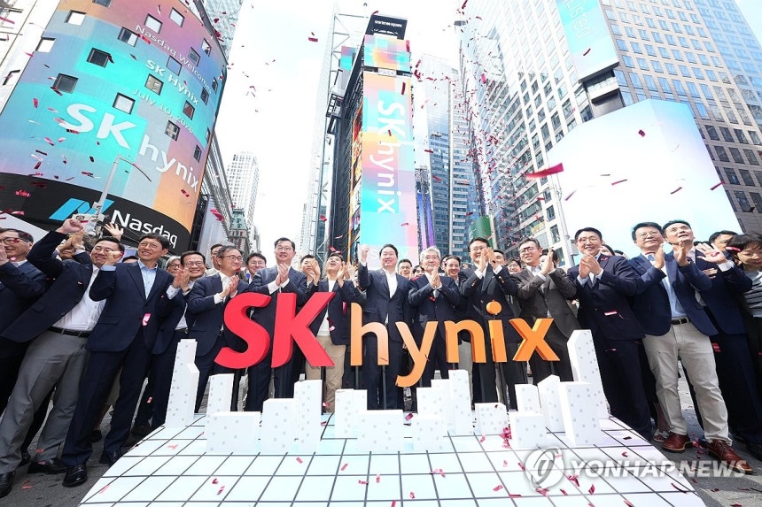 나스닥 ADR 거래 개시 알리는 SK하이닉스 (서울=연합뉴스) 최태원 SK그룹 회장,<a href=