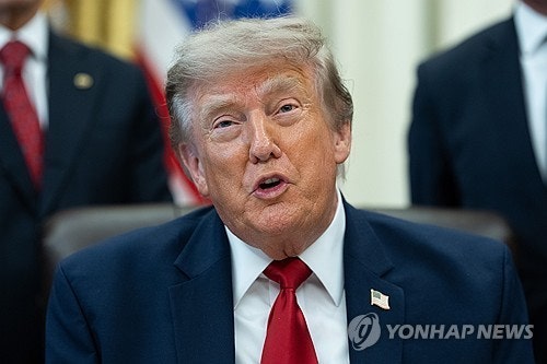 <b>트럼프</b>, <b>통행료</b> 20% 하루만에 번복…"중동 투자협정으로 대체"(종합)
