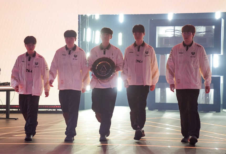 개막전 무대 나오는 젠지 e스포츠
(파리=연합뉴스) 김주환 기자 = LCK의 젠지 e스포츠가 15일(현지 시간) 프랑스 파리 포르트 드 베르사유 전시장에서 열린 EWC 2026 리그 오브 레전드(LoL) 종목