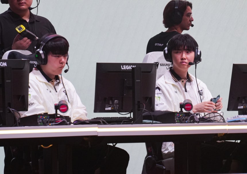 경기 준비하는 젠지
(파리=연합뉴스) 김주환 기자 = LCK의 젠지 e스포츠가 15일(현지 시간) 프랑스 파리 포르트 드 베르사유 전시장에서 열린 EWC 2026 리그 오브 레전드(LoL) 종목 개막전에서 프