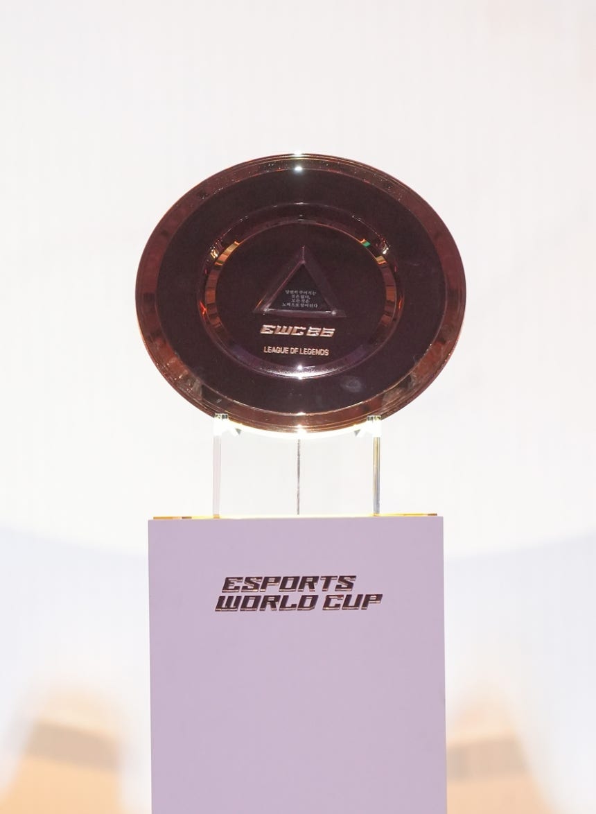 e스포츠 월드컵 2025 우승 메달
(파리=연합뉴스) 김주환 기자 = 15일(현지 시간) 프랑스 파리 포르트 드 베르사유 전시장에서 열린 EWC 2026 리그 오브 레전드(LoL) 종목 개막전 무대에 종목 우