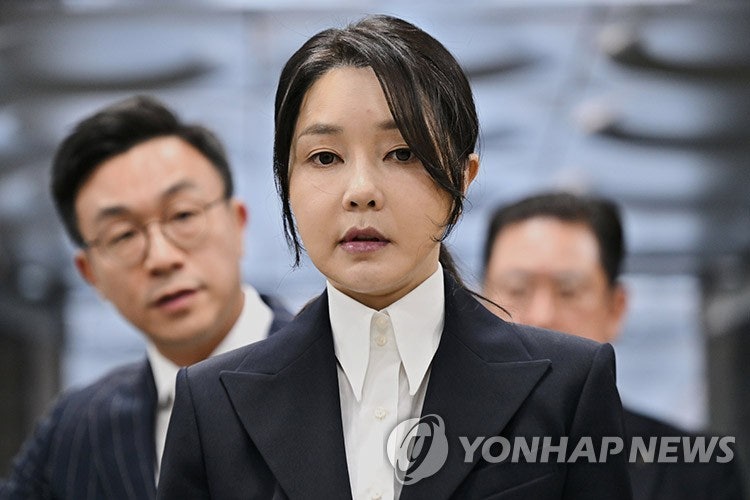 내일 예고된 <b>김건희</b> <b>대법</b> <b>선고</b> 24일로 <b>연기</b>…'尹 유죄' 변수되나(종합)