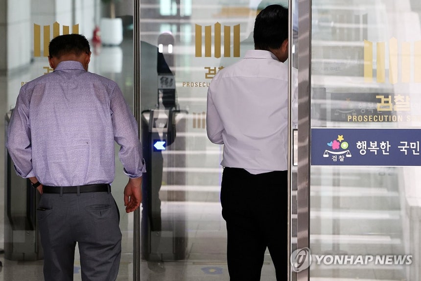 정부, 검찰 보완수사권 폐지 (서울=연합뉴스) 이진욱 기자 = 김민석 국무총리는 25일 "검찰 보완수사권 폐지를 정부의 기본 입장으로 최종 정리했다"고 밝혔다, 사진은 이날 서울 서초동 대검찰청 모습. 2026.6.