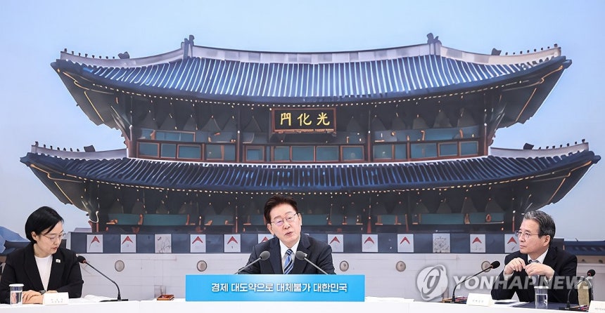 이재명 대통령, 부처 업무보고 발언 (서울=연합뉴스) 한상균 기자 = 이재명 대통령이 15일 청와대 영빈관에서 열린 부처 업무보고에서 발언하고 있다.     취임 후 두번째인 이번 업무보고에는 매회 20여명의 '국민
